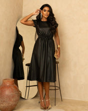 Carregar imagem no visualizador da galeria, Vestido Midi em piquet
